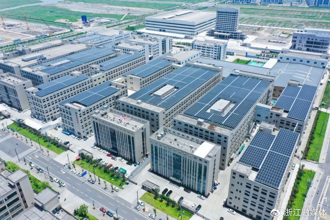 米乐M6官网厂房屋顶变身发电站让企业尽享“阳光福利”！